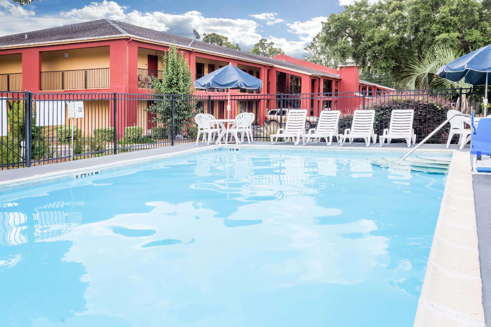 Days Inn By Wyndham Pensacola I-10 Ferry Pass Eksteriør billede