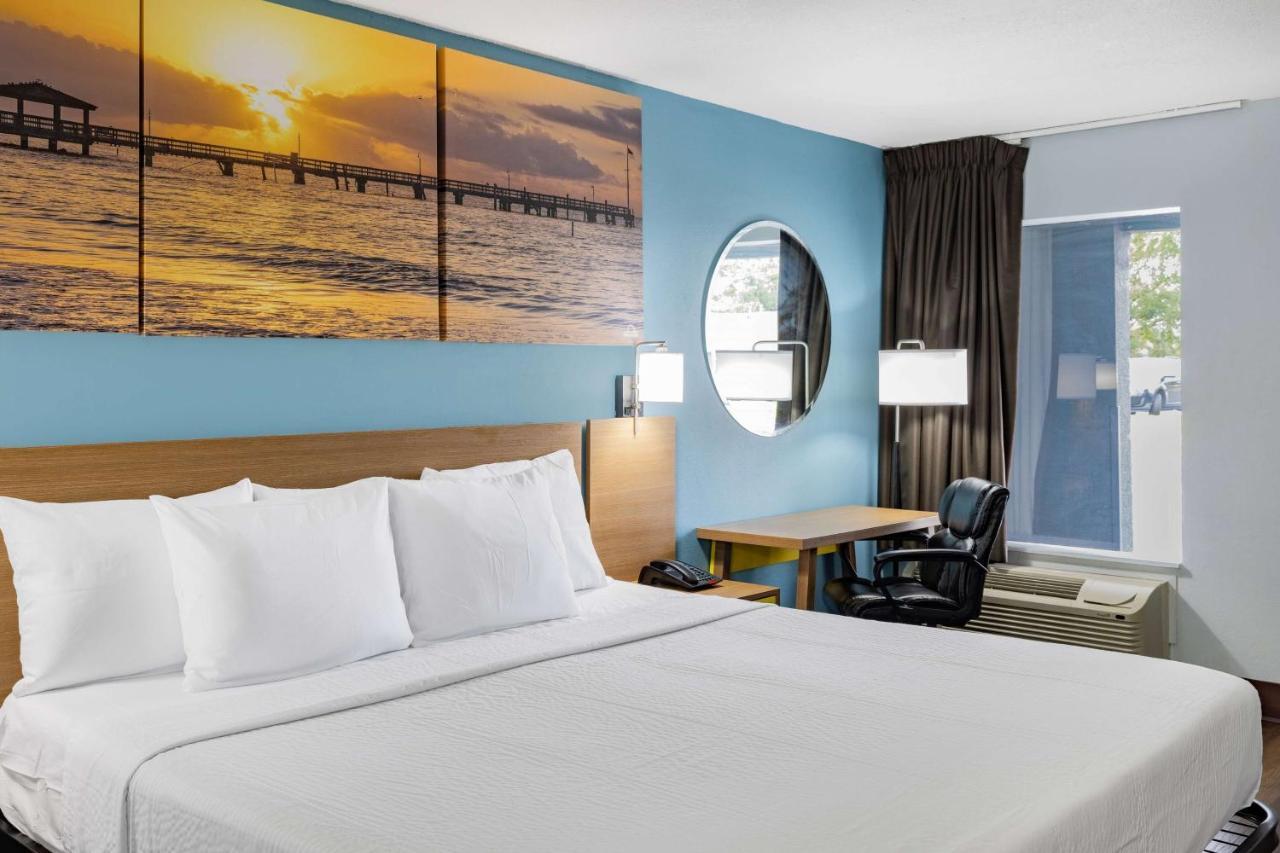 Days Inn By Wyndham Pensacola I-10 Ferry Pass Eksteriør billede