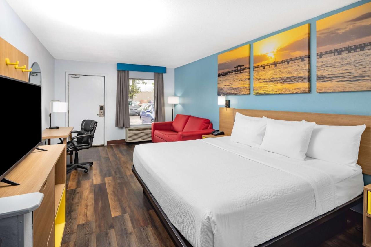 Days Inn By Wyndham Pensacola I-10 Ferry Pass Eksteriør billede