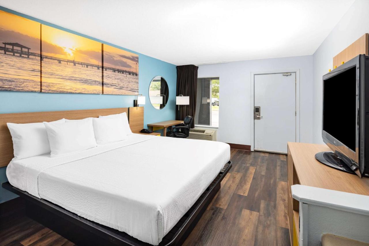 Days Inn By Wyndham Pensacola I-10 Ferry Pass Eksteriør billede